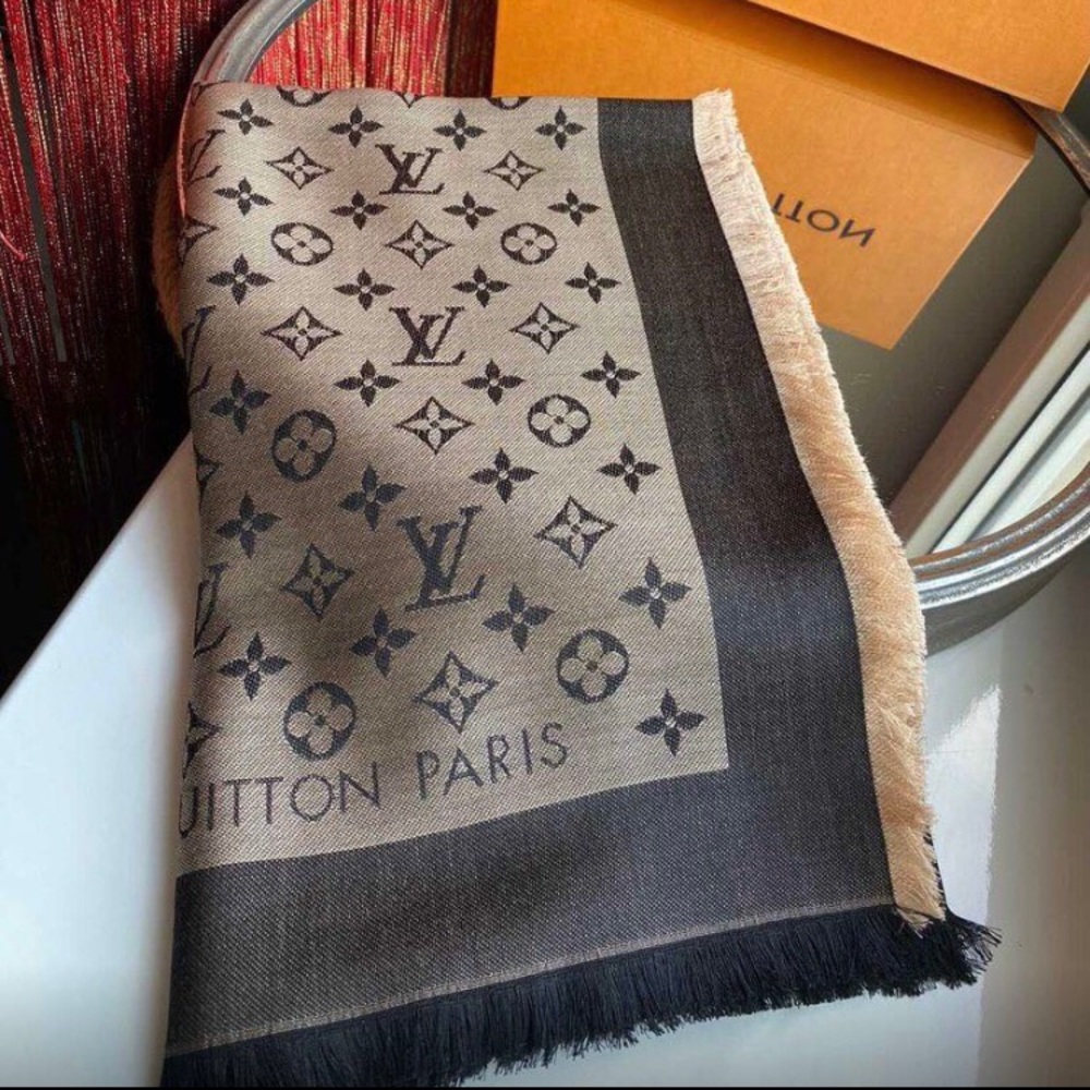 Shawl LV new no box